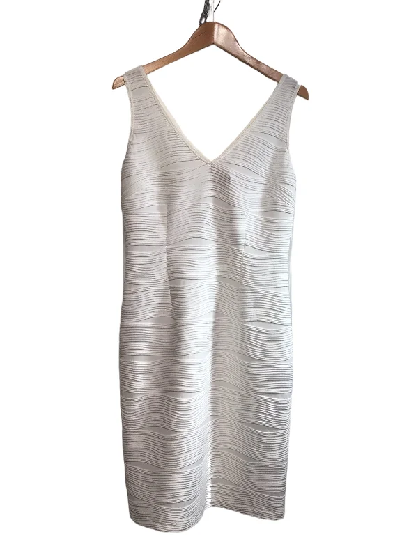 Women's Keyhole-Neck DressesLisa Barrow Dress (Size L)